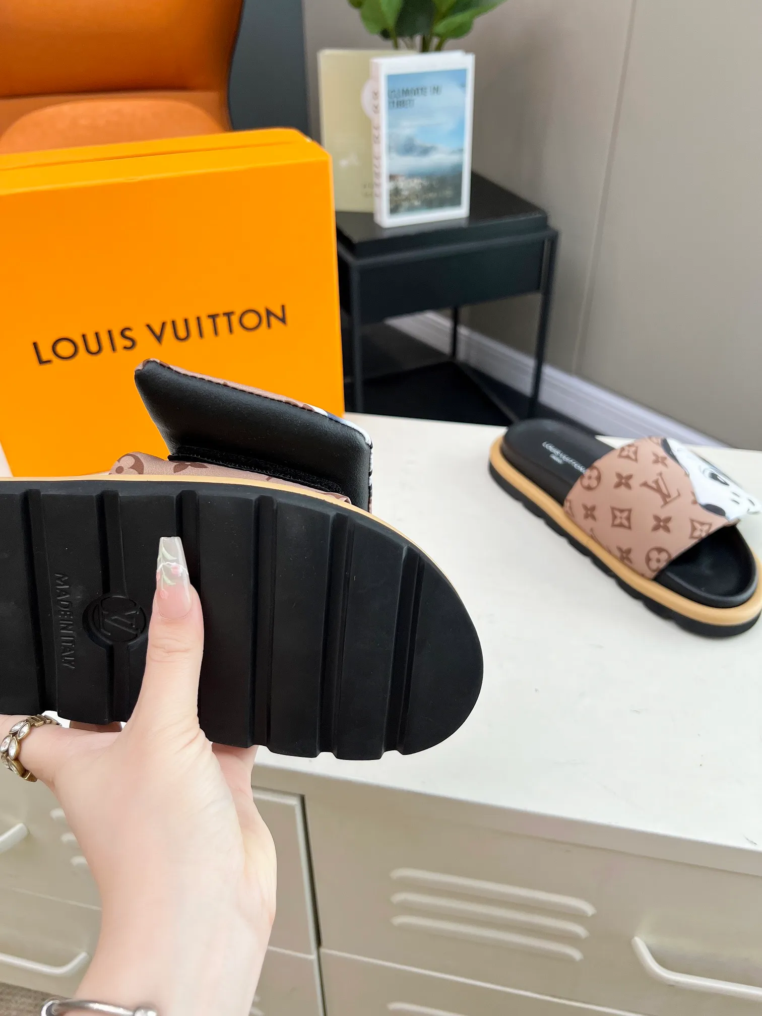 👟👟Ex-factory price 360👟👟 lv donkey brand l home 2024 hot style embossed logo embossed sandals This ol low comfort flat sandals are made of technical fabrics and use high-frequency embossing technology to reinterpret the monogram pattern. Soft padded upper with adjustable Velcro, comfortable and tough insole adds harmonious color ▪️Fabric: Original customized technical fabric ▪️Lining: soft sheepskin lining ▪️Sole: Original open-molded rubber foam outsole Color: .yellow.black▪️
